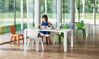Magis Me Too - stolik dla dzieci LINUS z krzesełkami Alma i dzewczynką