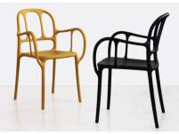 Mila krzesło z tworzywa marki Magis, kolor czarny i żółty, ambient